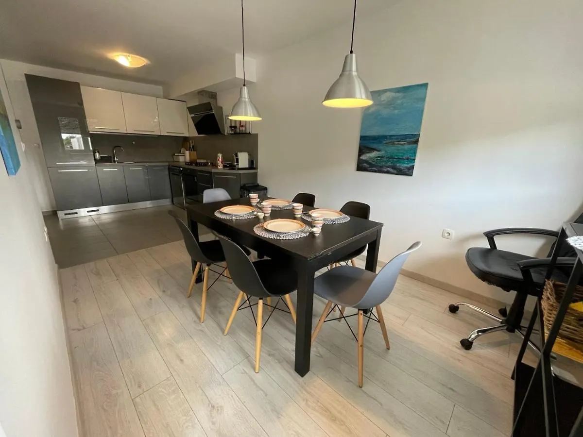 Lui Apartman Pula 0*,