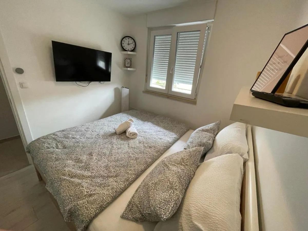 Lui Apartman Pula 0*,  Croatia
